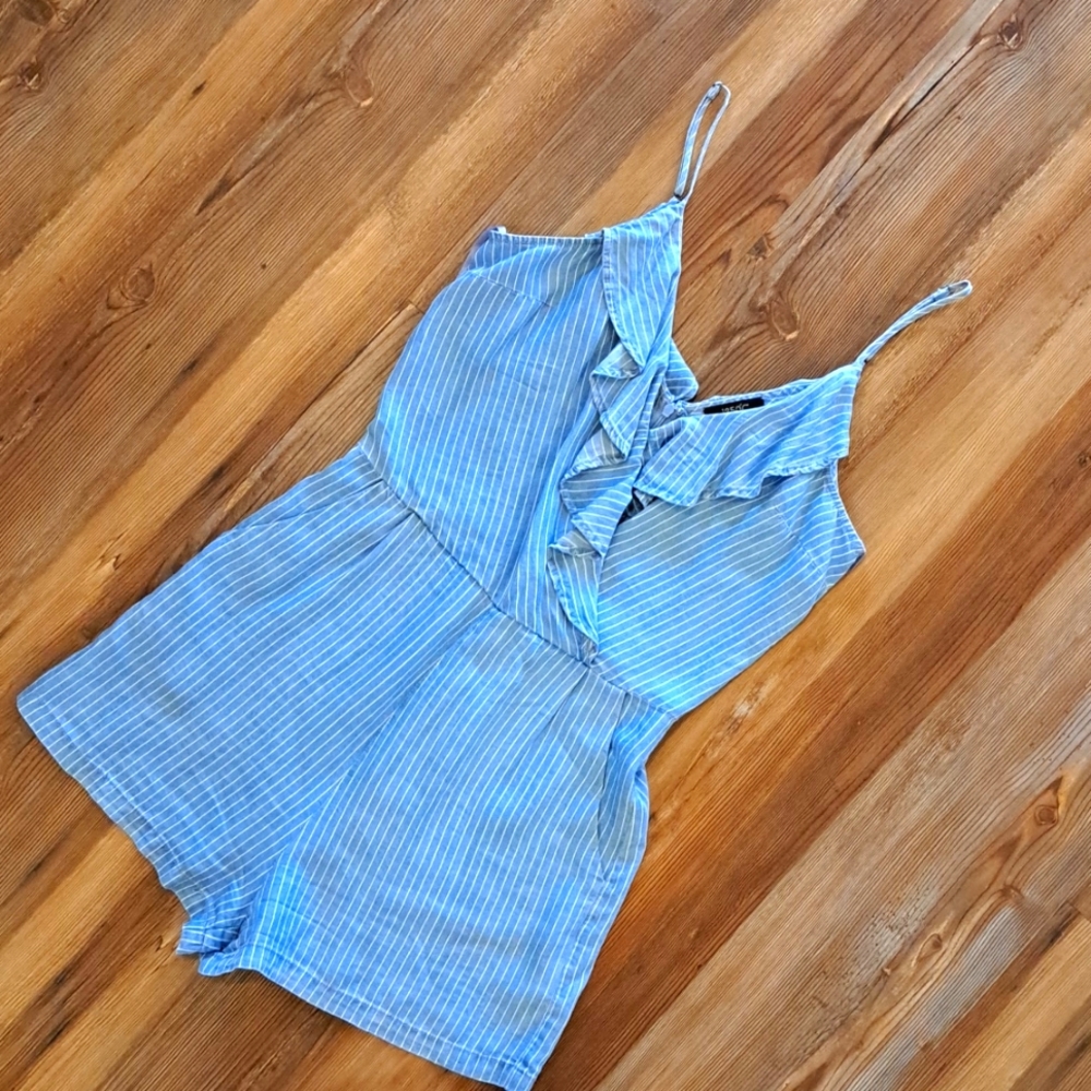 Gently worn 1250°C adorable short rompers in crisp blue/white pinstripe. Sz s